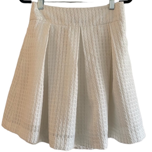 RW & Co. Pleated Circle Mini Skirt, White Woven Knit, Size 6, EUC - Picture 2 of 6